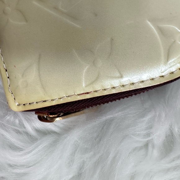 Louis Vuitton heart shaped coins bag - Picture 15 of 17